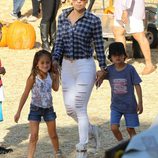 Jennifer Lopez con sus hijos Emme y Max en la plantación de calabazas de Los Angeles
