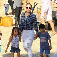 Jennifer Lopez con sus hijos Emme y Max en la plantación de calabazas de Los Angeles