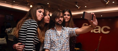 El Pescao haciéndose fotos con los fans en una firma de discos en Madrid