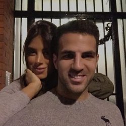Cesc Fábregas celebra con Daniella Semaan su vuelta a Londres tras jugar con La Roja