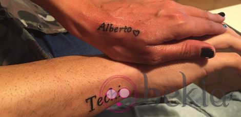 Techi y Alberto Isla se tatúan sus nombres en la mano