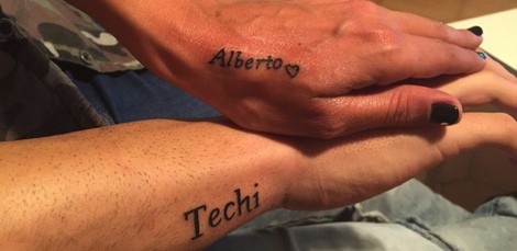 Techi y Alberto Isla se tatúan sus nombres en la mano
