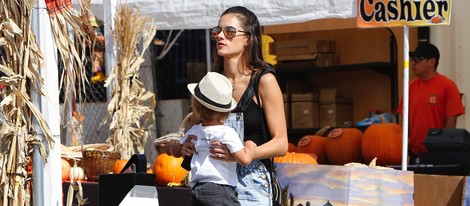 Alessandra Ambrosio con su hijo Noah en la plantación de calabazas de Los Angeles
