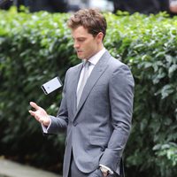 Jamie Dornan juega con el móvil en el rodaje de las nuevas escenas de 'Cincuenta sombras de Grey'