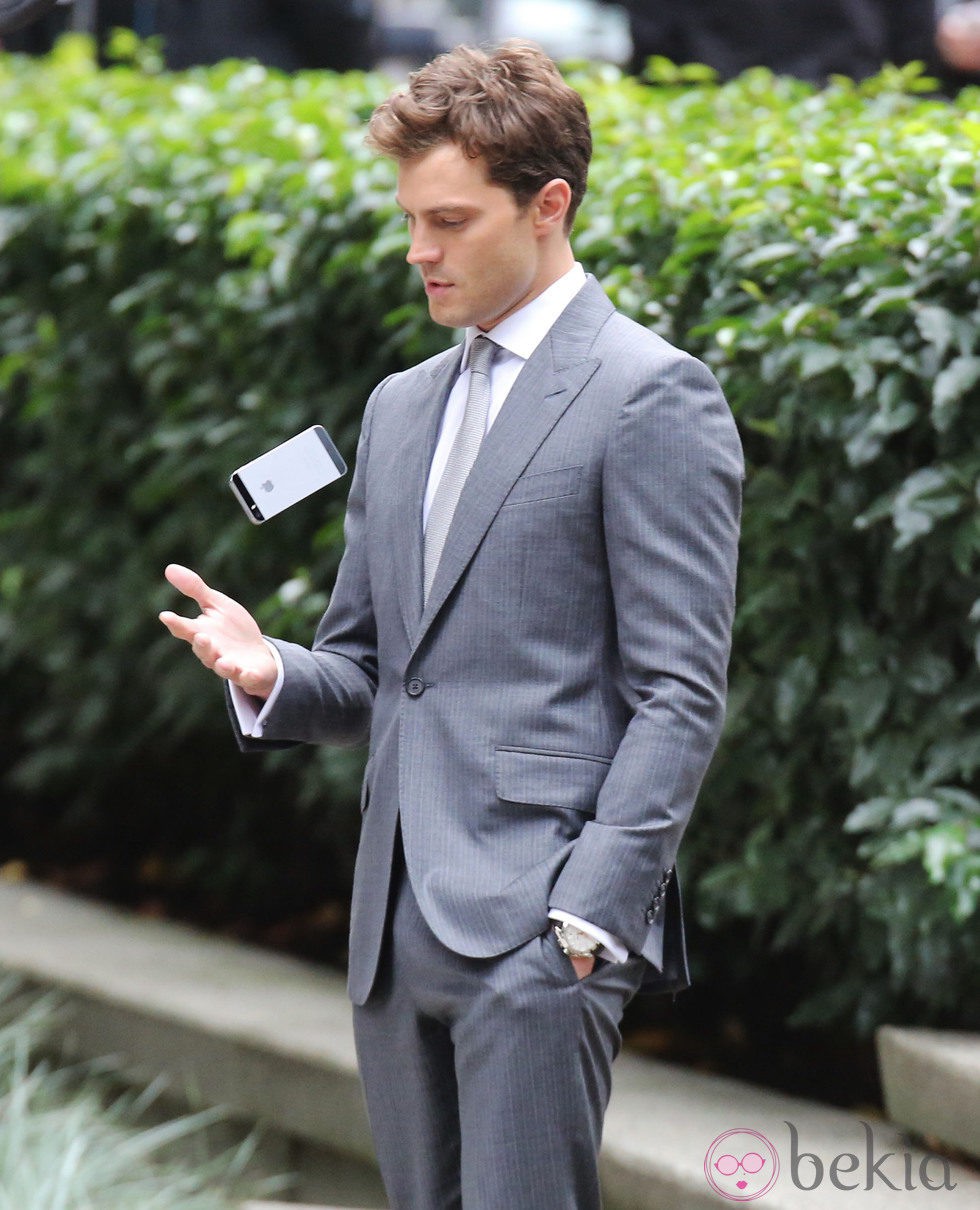 Jamie Dornan juega con el móvil en el rodaje de las nuevas escenas de 'Cincuenta sombras de Grey'