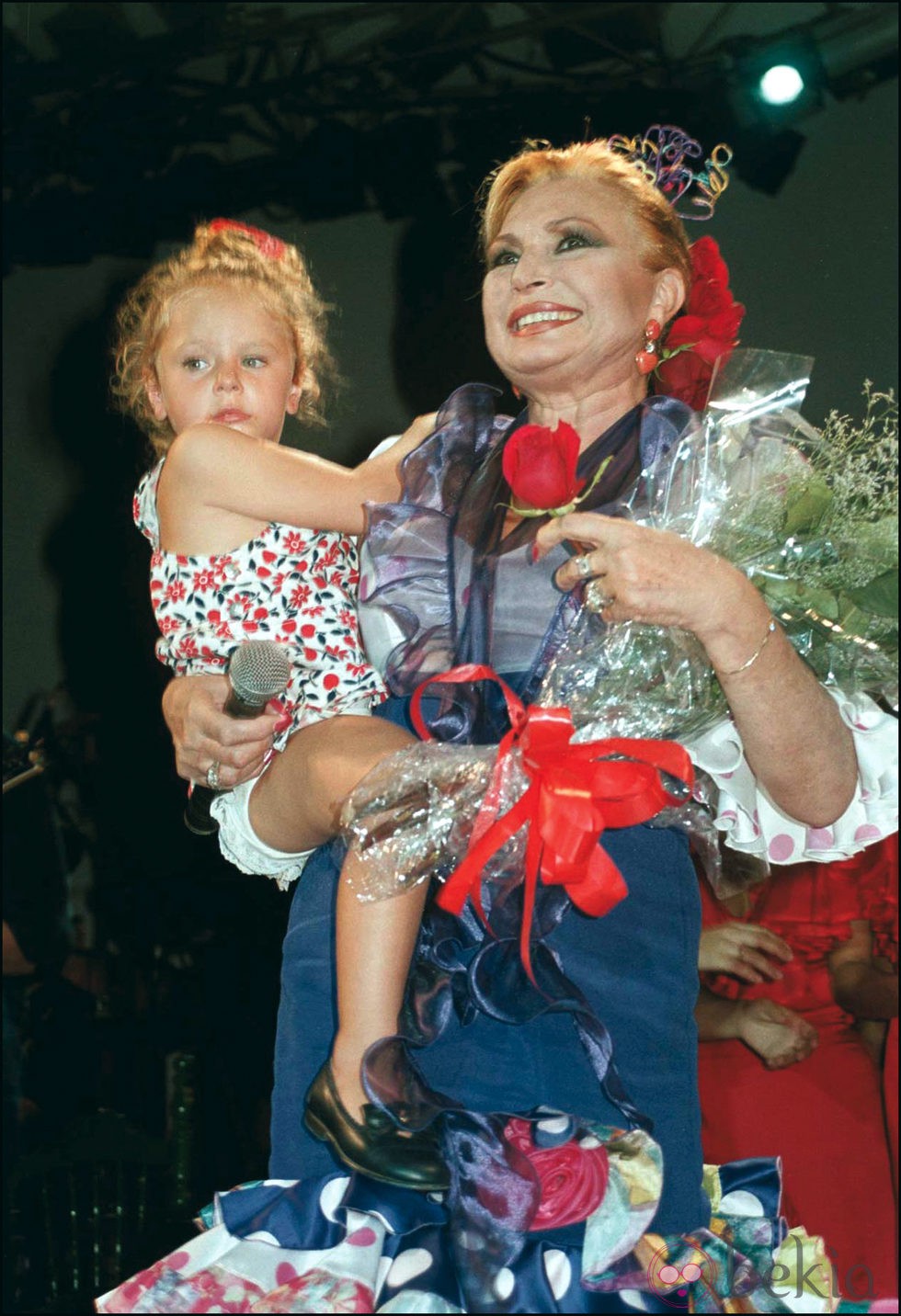 Rocío Jurado con su nieta Rocío Flores Carrasco durante un concierto