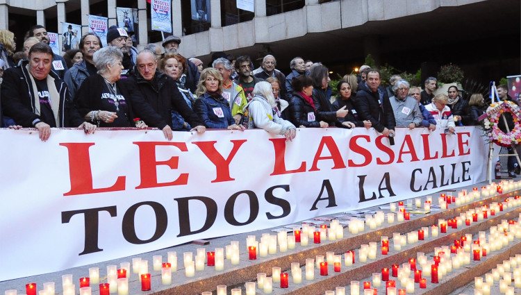 Moncho Borrajo, Pilar Bardem, Roberto Álvarez y Toni Antonio en la manifestación contra la Ley Lasalle