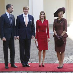 Los Reyes de Holanda reciben a los Reyes Felipe y Letizia en su primer viaje a Holanda como Reyes