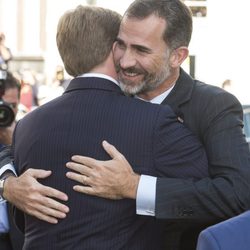 El Rey Felipe abraza al Rey Guillermo Alejandro de Holanda en su primer encuentro como Reyes en Países Bajos