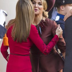 La Reina Letizia y Máxima de Holanda se dan un beso en el viaje oficial de los Reyes de España a Países Bajos