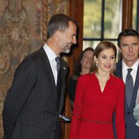 Los Reyes Felipe y Letizia bromean en el Senado en su primer viaje a Holanda como Reyes