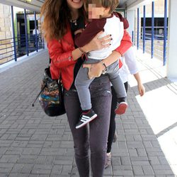 Jessica Bueno recoge a su hijo Francisco en el aeropuerto de Sevilla
