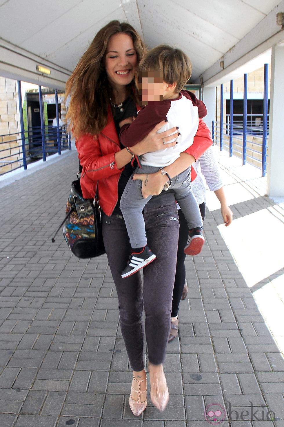 Jessica Bueno recoge a su hijo Francisco en el aeropuerto de Sevilla