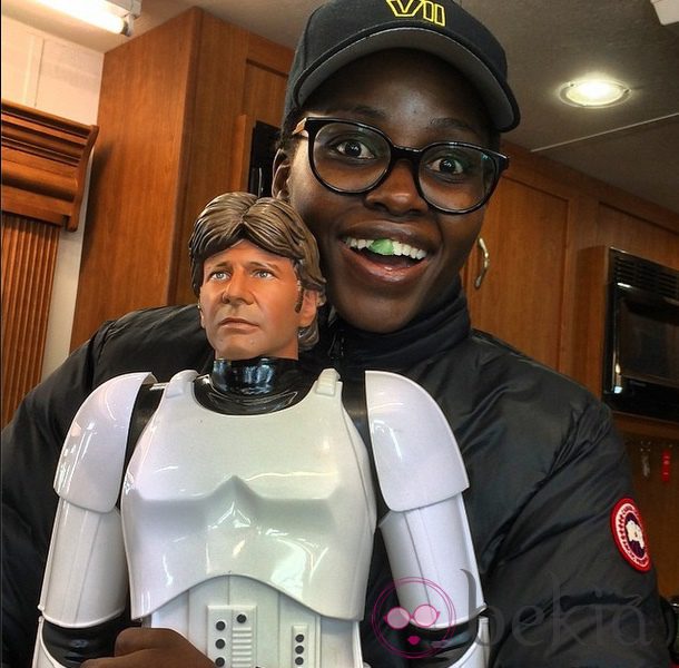 Lupita Nyong'o con un muñeco de Han Solo