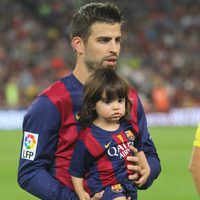 Gerard Piqué con su hijo Milan en el partido Barça-Eibar