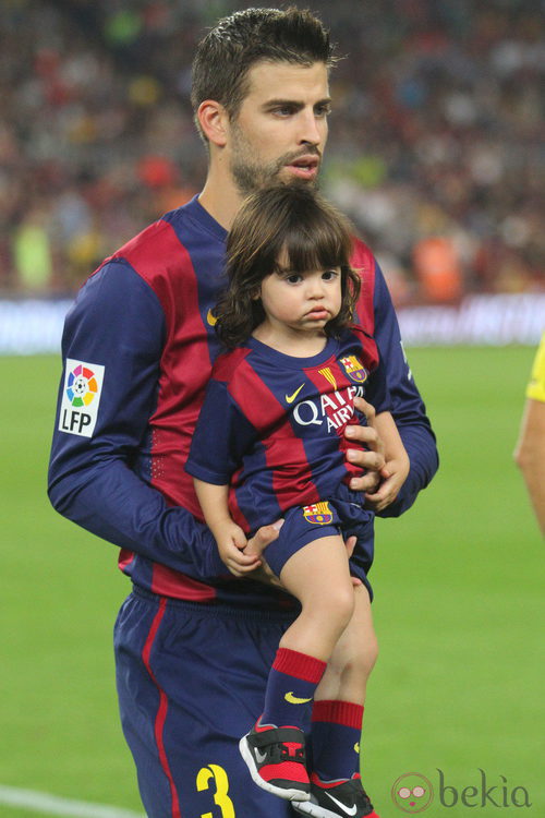 Gerard Piqué con su hijo Milan en el partido Barça-Eibar