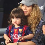 Shakira sostiene a Milan Piqué en el partido Barça-Eibar