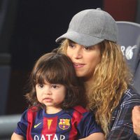 Shakira sostiene a Milan Piqué en el partido Barça-Eibar