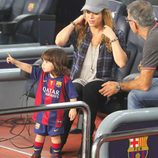 MIlan Piqué señala con el dedo junto a Shakira y Joan Piqué en el partido Barça-Eibar