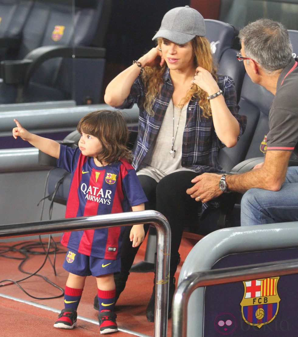 MIlan Piqué señala con el dedo junto a Shakira y Joan Piqué en el partido Barça-Eibar
