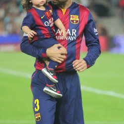 Gerard Piqué lleva en brazos a su hijo Milan en el partido Barça-Eibar
