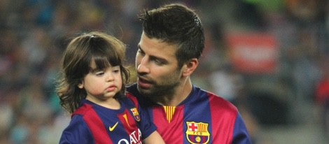 Gerard Piqué lleva en brazos a su hijo Milan en el partido Barça-Eibar
