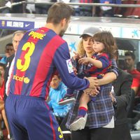 Gerard Piqué, Shakira y MIlan en el partido Barça-Eibar