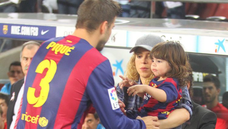 Gerard Piqué, Shakira y MIlan en el partido Barça-Eibar