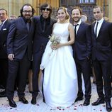 Leire Martínez en su boda con sus compañeros de La Oreja de Van Gogh