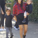 Kourtney Kardashian luce embarazada con sus dos hijos, Mason y Penelope