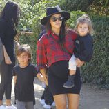 Kourtney Kardashian luce embarazada con sus dos hijos, Mason y Penelope
