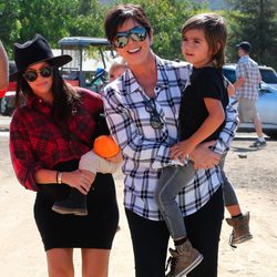 Kourtney Kardashian con Kris Jenner y su nieto Mason Disick en el Moorpark de California