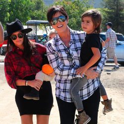 Kourtney Kardashian con Kris Jenner y su nieto Mason Disick en el Moorpark de California