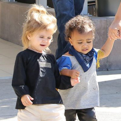 Las Kardashian eligen las calabazas de Halloween con los pequeños de la familia