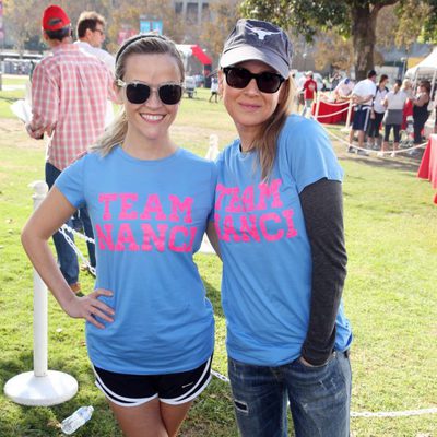 Reese Witherspoon y Renee Zellweger participando en la carrera contra el ELA en Los Ángeles