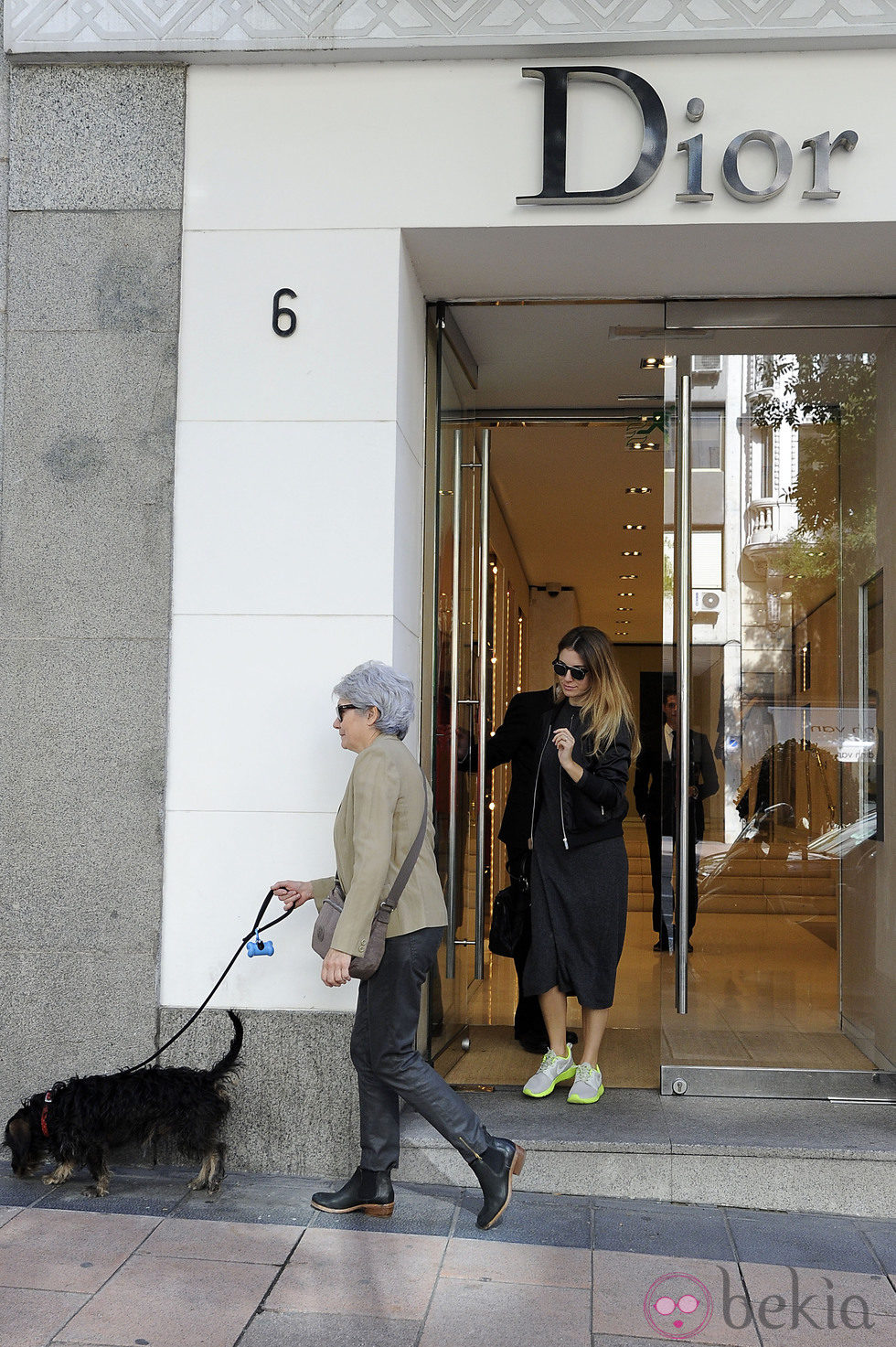 Blanca Suárez saliendo de Dior con su madre y su perro Pistacho