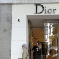 Blanca Suárez saliendo de Dior con su madre y su perro Pistacho