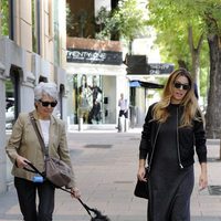 Blanca Suárez con su madre y su perro Pistacho antes de celebrar su 26 cumpleaños