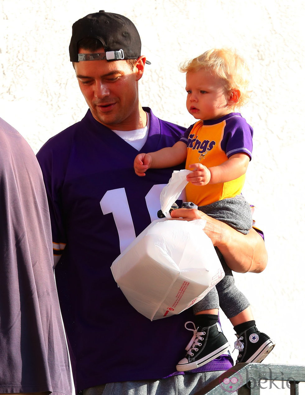 Josh Duhamel y su hijo Axl asisten a un partido de fútbol en Minessota