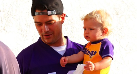 Josh Duhamel y su hijo Axl asisten a un partido de fútbol en Minessota