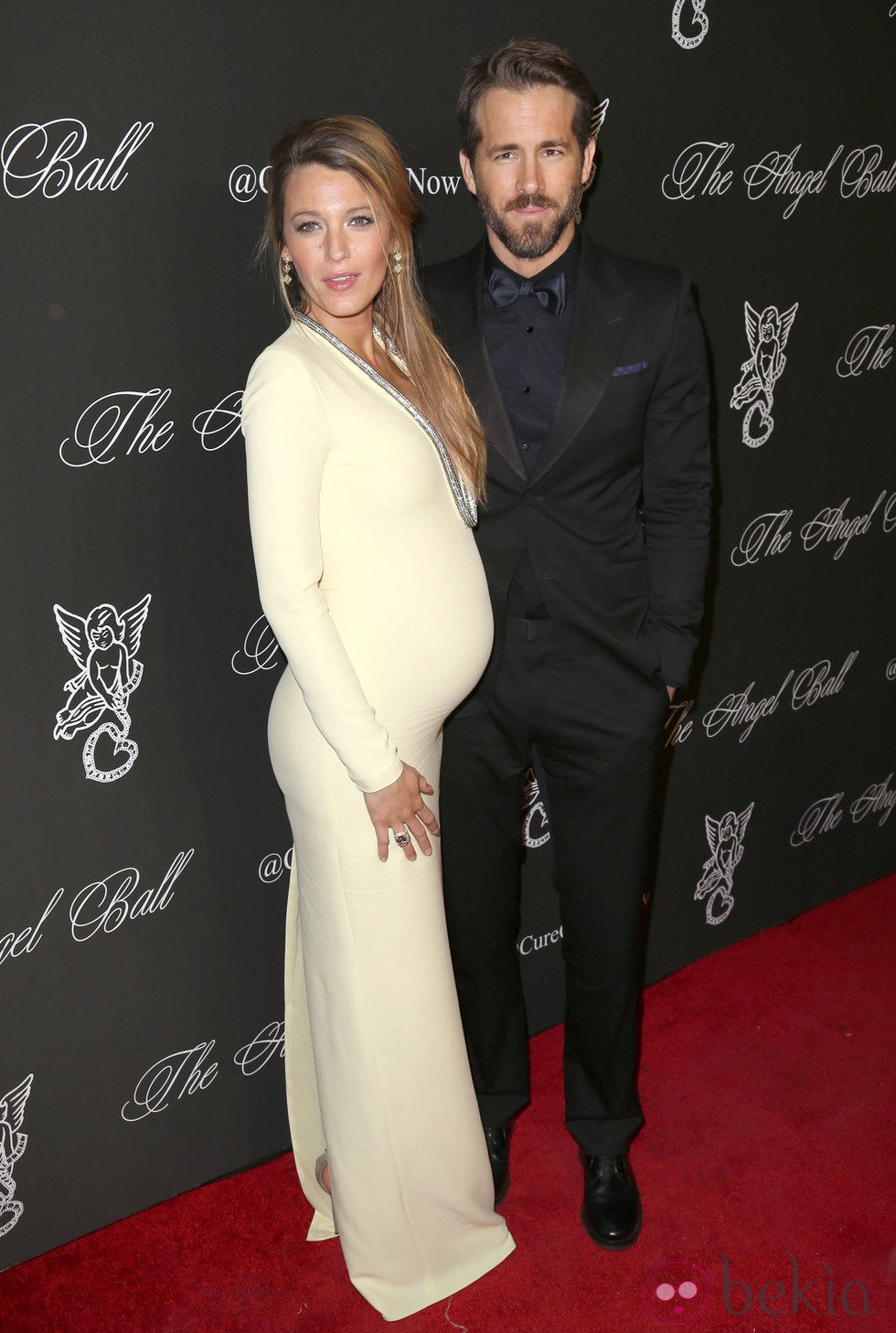 Blake Lively luciendo embarazo con Ryan Reynolds en la Gala Angel Ball 2014