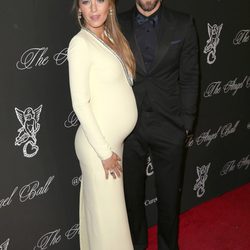 Blake Lively luciendo embarazo con Ryan Reynolds en la Gala Angel Ball 2014