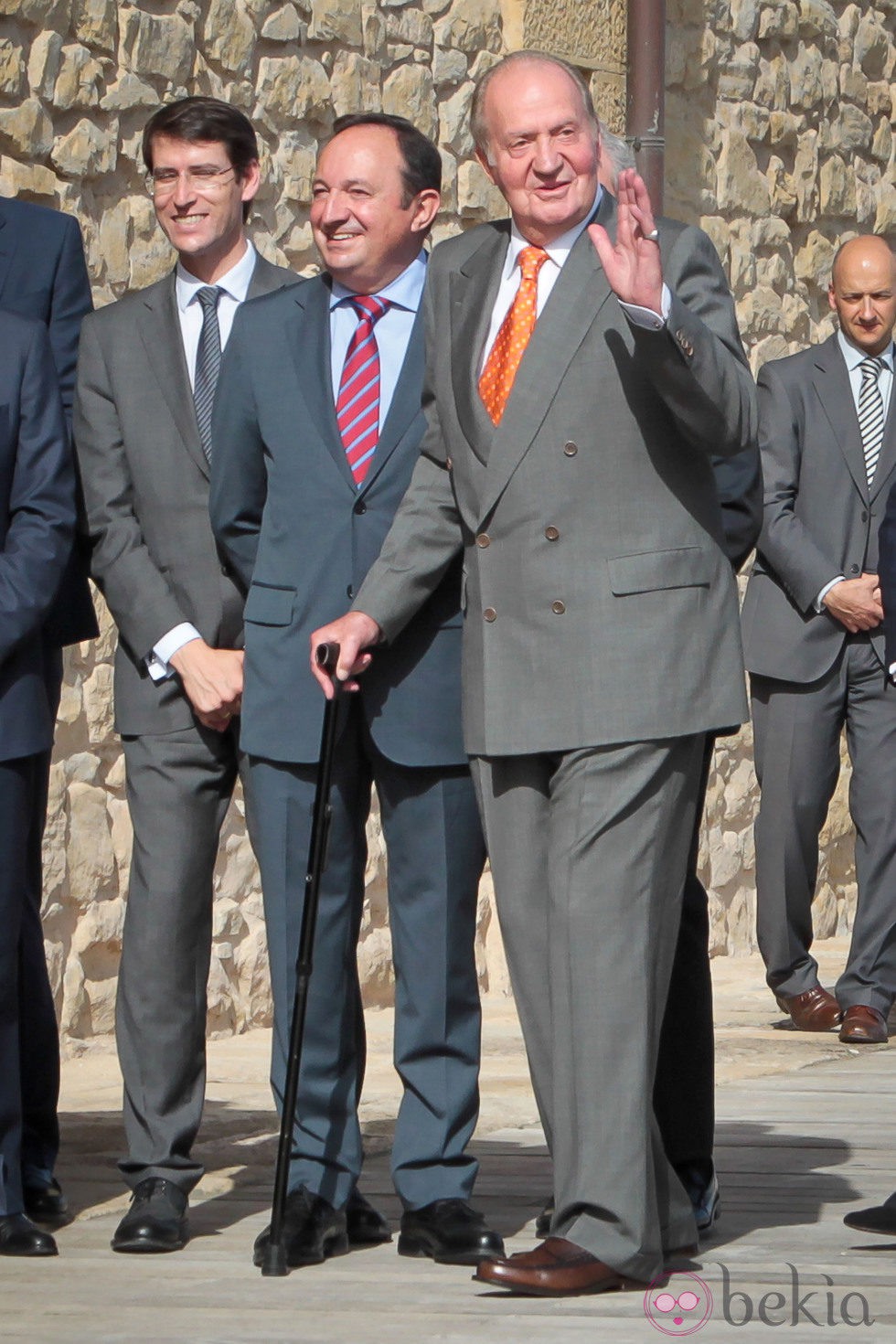 El Rey Juan Carlos saludando a la prensa en la inauguración de la remodelación del Castillo de Ygay