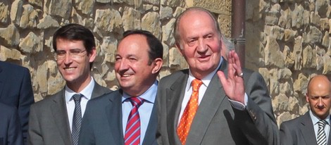 El Rey Juan Carlos saludando a la prensa en la inauguración de la remodelación del Castillo de Ygay