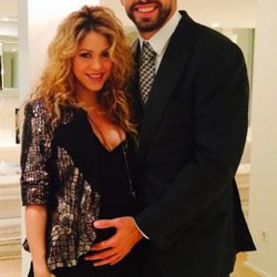 Gerard Piqué acaricia el incipiente embarazo de Shakira