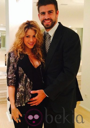 Gerard Piqué acaricia el incipiente embarazo de Shakira
