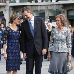La Reina Letizia, el Rey Felipe VI y la Reina Sofía a su llegada a la entrega de los Premios Príncipe de Asturias 2014