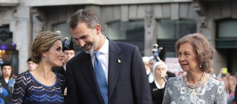 La Reina Letizia, el Rey Felipe VI y la Reina Sofía a su llegada a la entrega de los Premios Príncipe de Asturias 2014