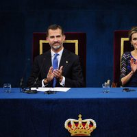 El Rey Felipe VI y la Reina Letizia aplauden desde la mesa presidencial de los Premios Príncipe de Asturias 2014