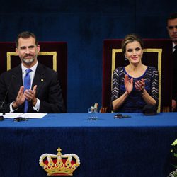 El Rey Felipe VI y la Reina Letizia aplauden desde la mesa presidencial de los Premios Príncipe de Asturias 2014